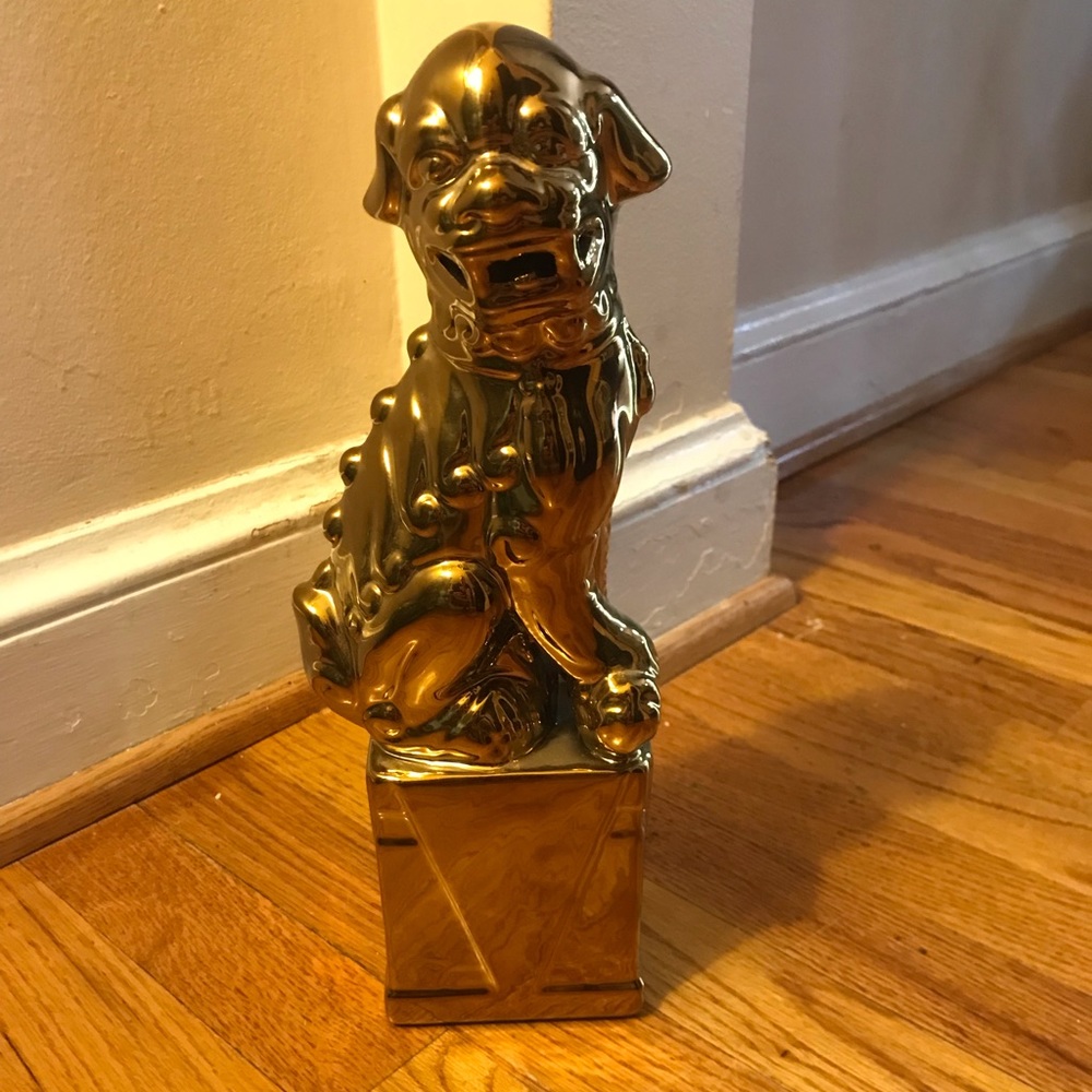 Foo dog gold/bronze. Like new Gold/Bronze Foo Dog Statuette – Home Décor